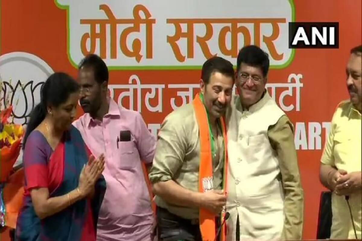 कांग्रेस के पास हाथ और बीजेपी को मिला सनी देओल का ढाई किलो का हाथ