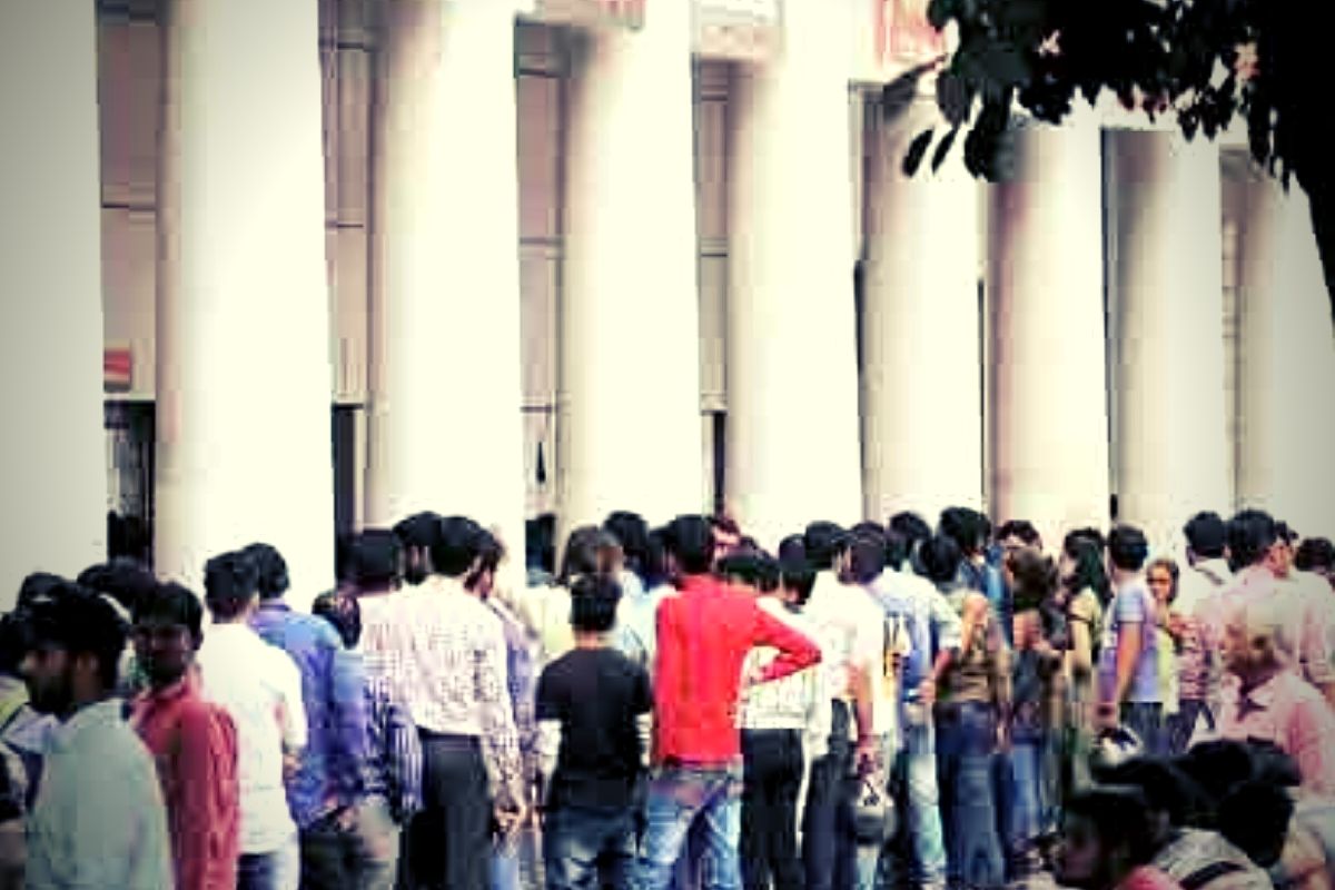ठेके के लाइन में सबसे आगे खड़ा दिखा सोशल डिस्टेंस पर ज्ञान पेलने वाला युवक